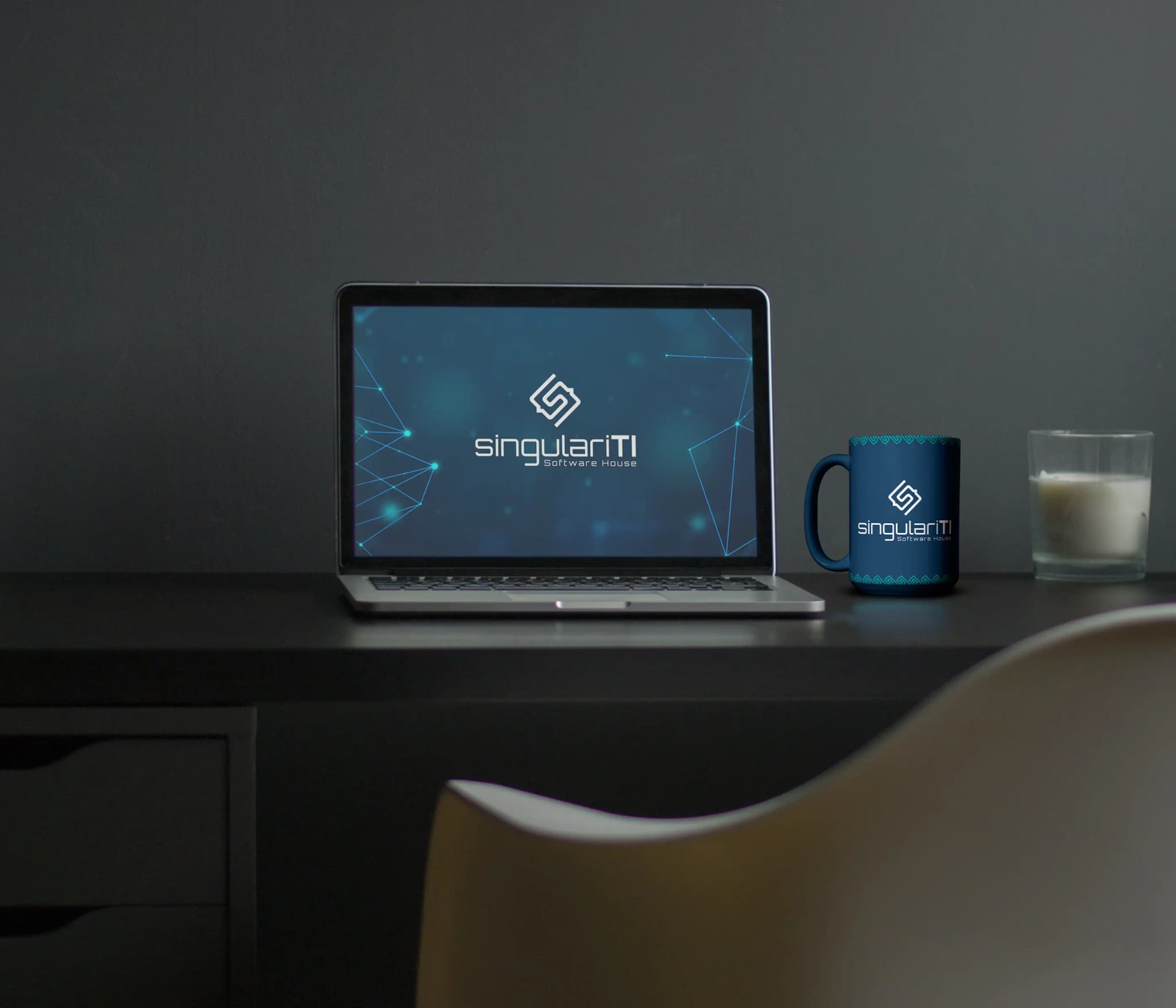 Ambiente de trabalho com notebook e anotações